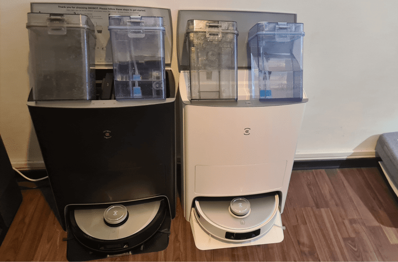 Die OMNI Stationen des ECOVACS DEEBOT T20 OMNI und des X1 OMNI stehen zum Vergleich nebeneinander.
